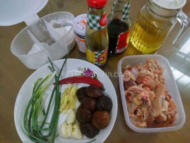 鸡肉香菇洗干净，还有等一下要用到的配料