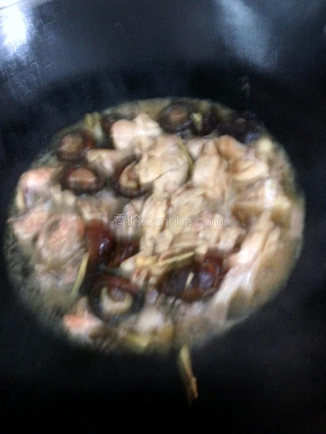 锅放油鸡肉翻炒几下，然后放香菇还有酱油，沙茶酱，蚝油，还有姜，一点点盐，然后再放水，水要没过鸡肉