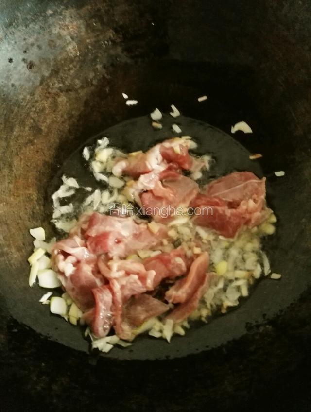 倒入猪肉翻炒至肉质发白
再加入料酒翻炒