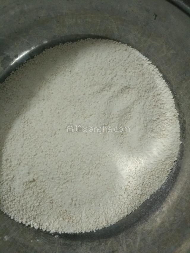 西米加入白糖用料理机搅碎，越碎越好！