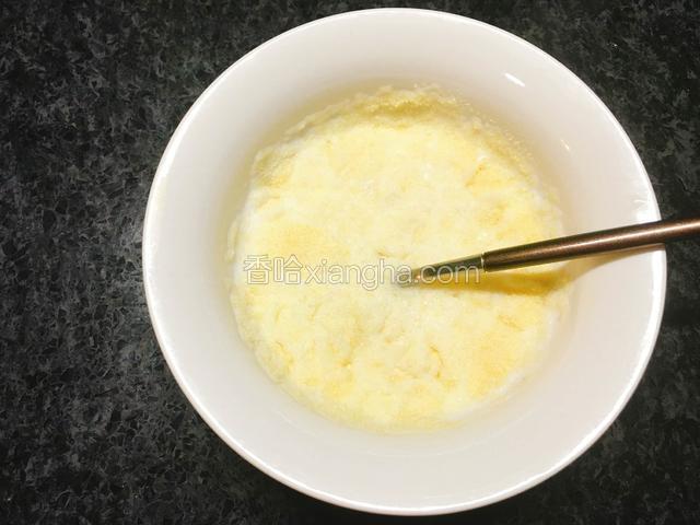 吉利丁粉加入牛奶搅拌均匀