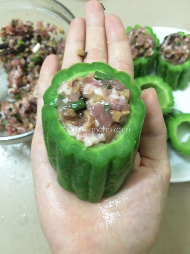 手洗净，用筷子夹馅把苦瓜全部填满。