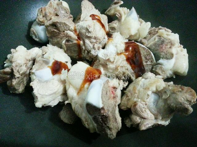 加入盐，料酒，耗油翻炒