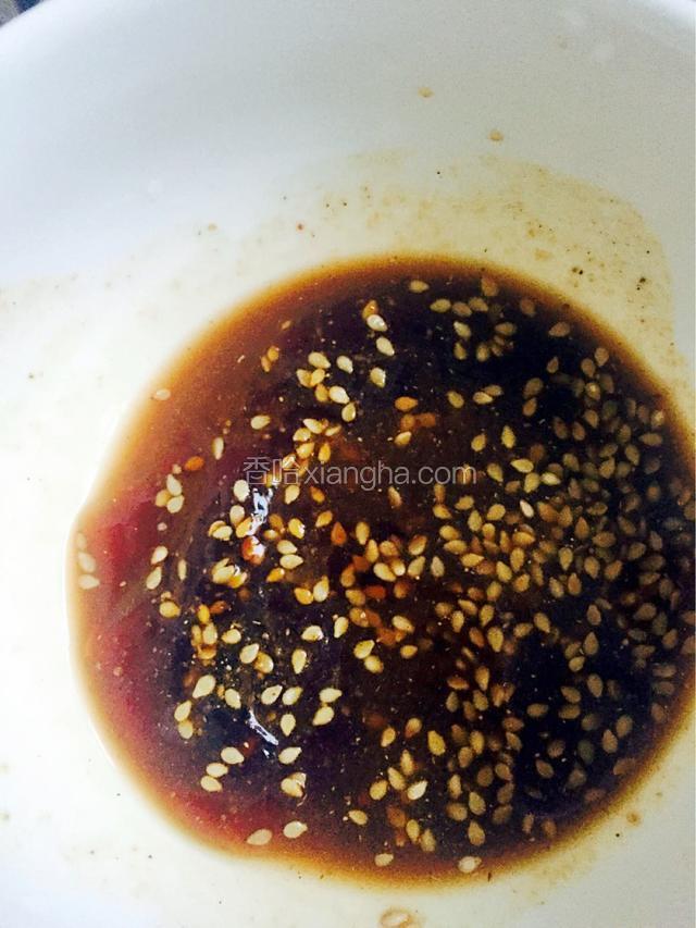 按照自己喜欢的喜好调好料汁，我放了孜然，辣椒油，醋，耗油，麻芝，不能吃辣的有孩子的少放辣椒油