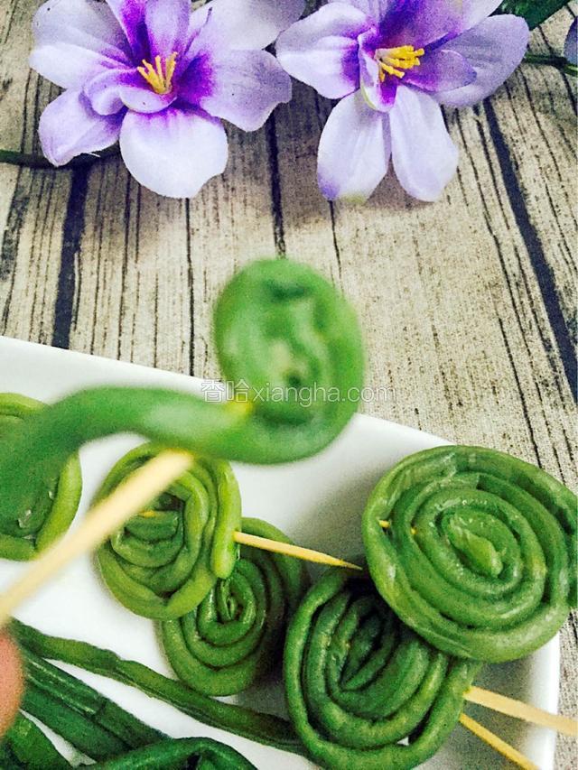 从细的一端开始卷