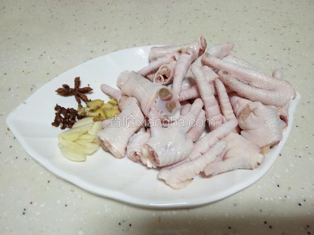 鸡爪切小个，一分为三，备好蒜蓉姜丝花椒和八角