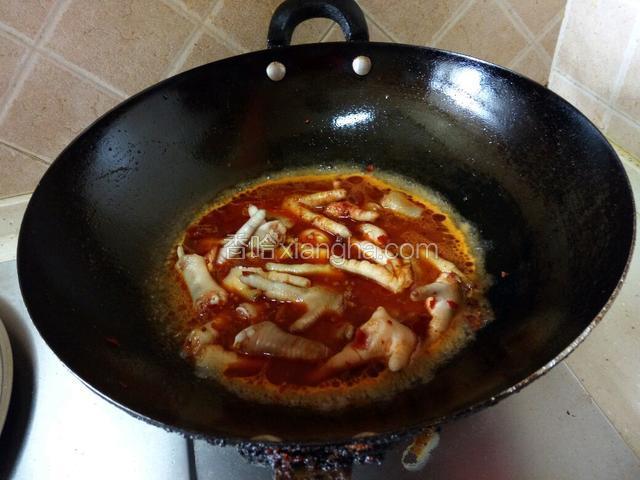 倒入水，以淹没鸡爪为准，大火沸腾后转小火慢炖