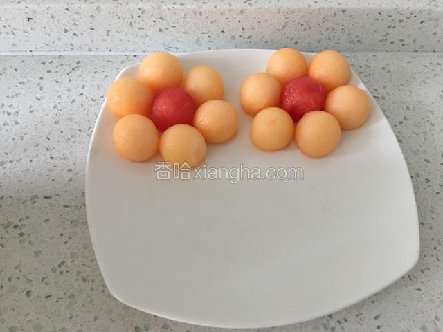 在挖两个西瓜心