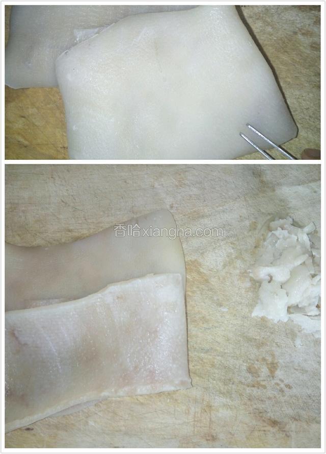 捞出晾凉，用夹子夹去猪毛，用刀刮去里面的白色油脂（夹猪毛是件很有耐心的事，也可以用火烤）尽量弄的干净些