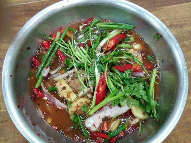 用料酒，辣椒，葱姜，香菜，盐，白糖进行腌制！（最少4个小时才能入味！）