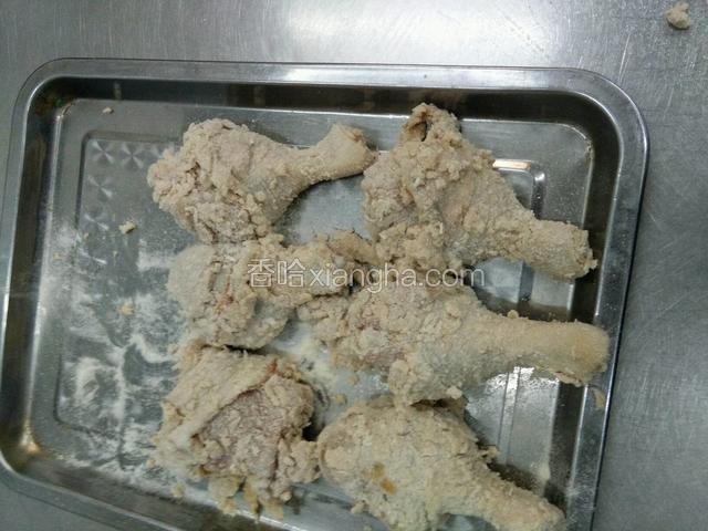 腌制好的鸡腿裹上面包糠。