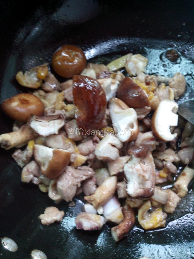 再下香菇炒两分钟。

