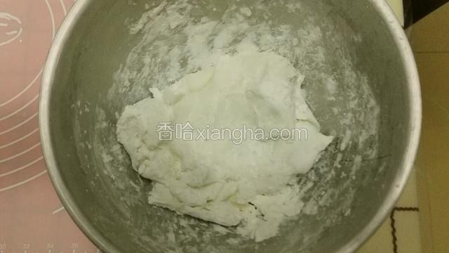 澄面加20克玉米淀粉混合，倒入烧开的滚开水，不停用筷子搅拌成雪花片状，由于时间紧，没法拍图，盖盖焖几分钟～
总结今天皮无法擀薄的主要原因可能是开水少了一点～