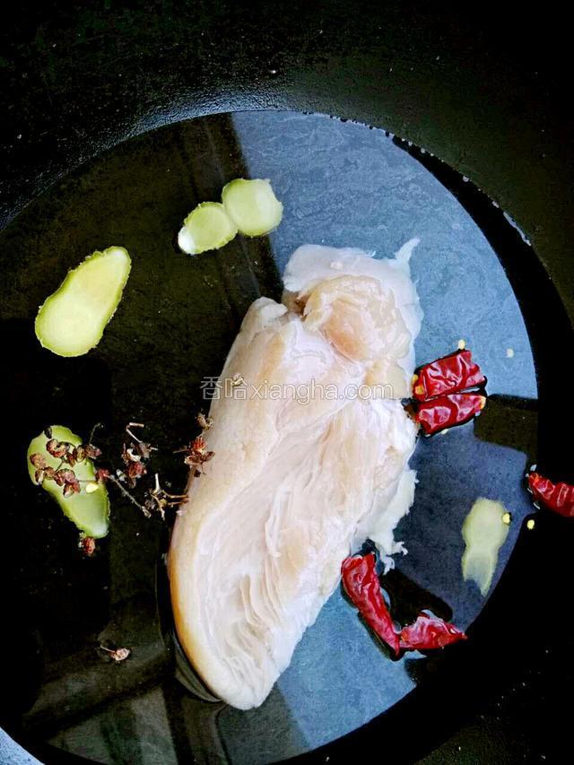 锅中加水，下鸡胸肉，加姜，花椒，大料，盐，干辣椒煮制水开15分钟。