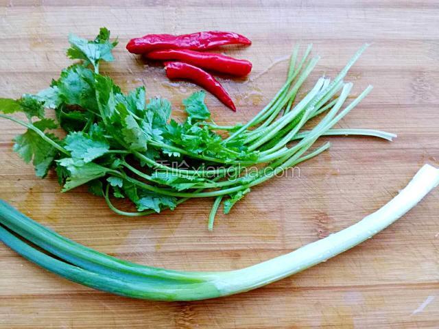准备葱香菜米椒