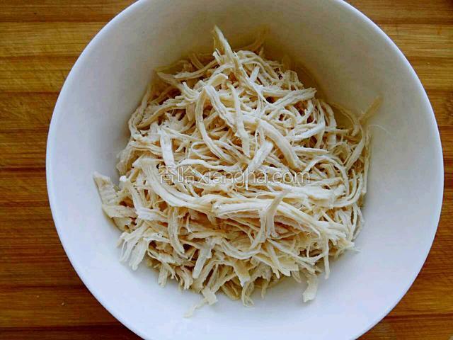 用手顺纹理撕成细丝