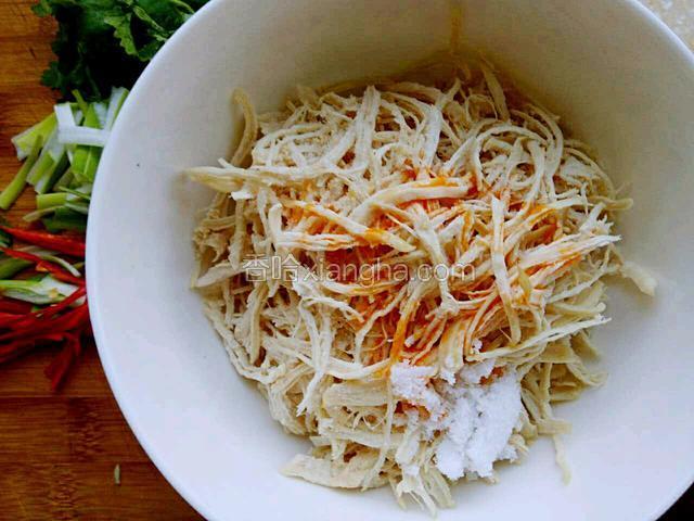鸡丝中加海鲜酱油，醋，糖，香油，麻椒油，鸡粉搅拌均匀。