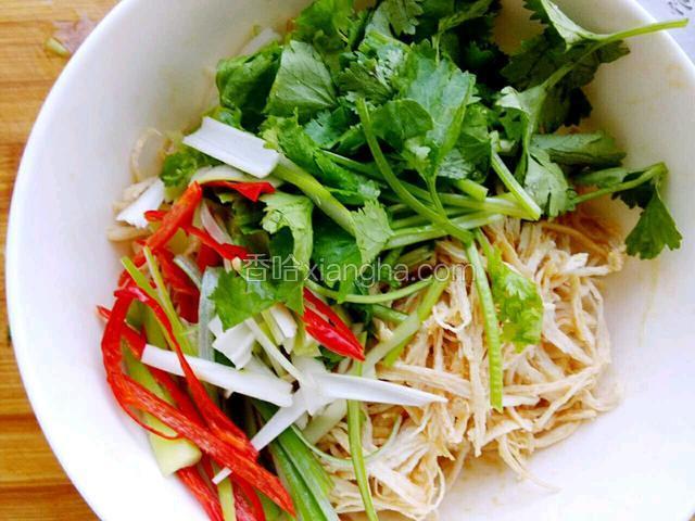 加香菜，葱丝，米椒丝搅拌均匀。