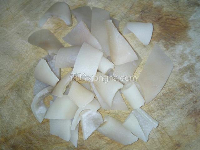 捞出晾凉，切成小块