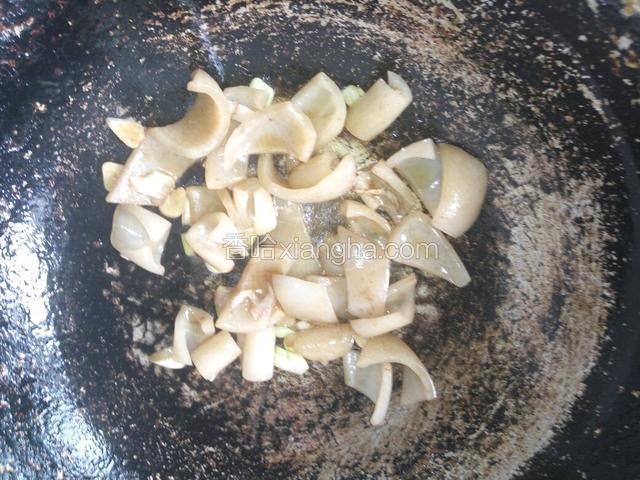 在放肉皮片番炒均匀，微微有点打卷加入料酒和生抽
