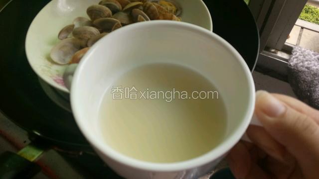 倒出蒸沙甲出的汤汁