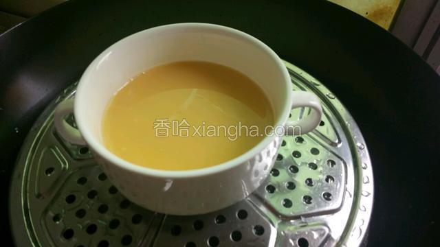 和鸡蛋混合搅匀放锅里蒸