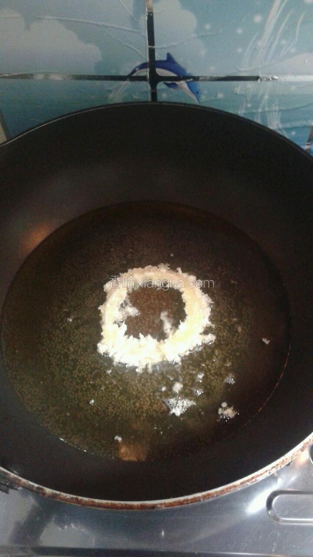 锅内倒油烧制七成热后，开小火依次慢慢炸，炸至两面都金黄色即可。