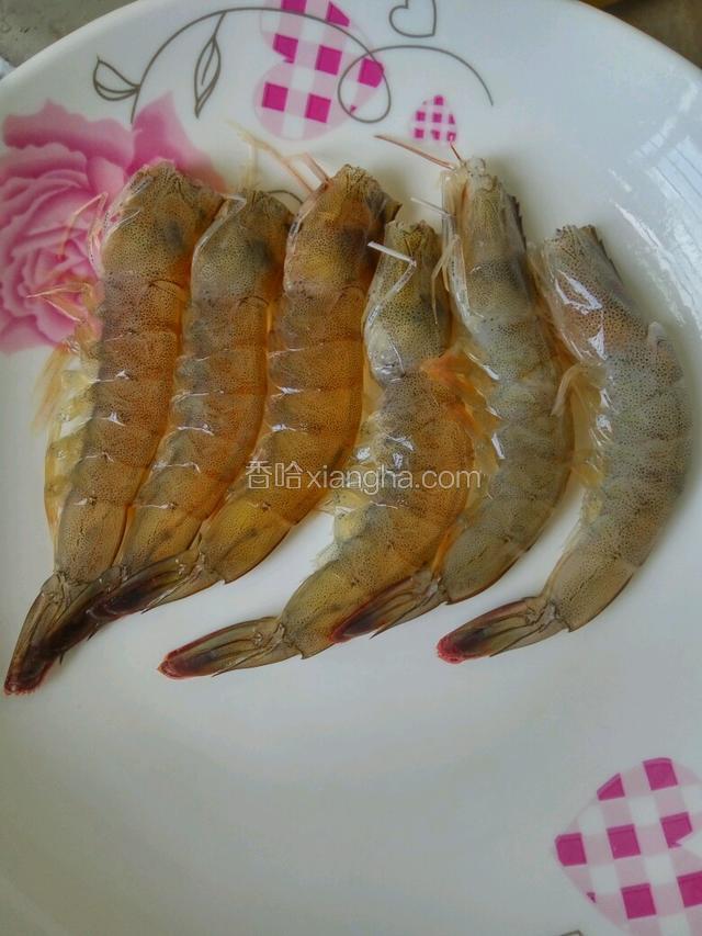 虾剪去须，洗好备用
