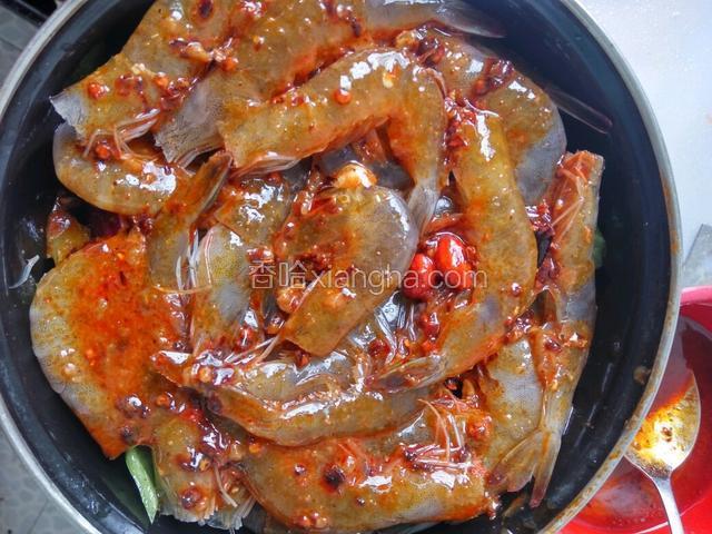 倒入配菜，虾铺上面，淋酱汁