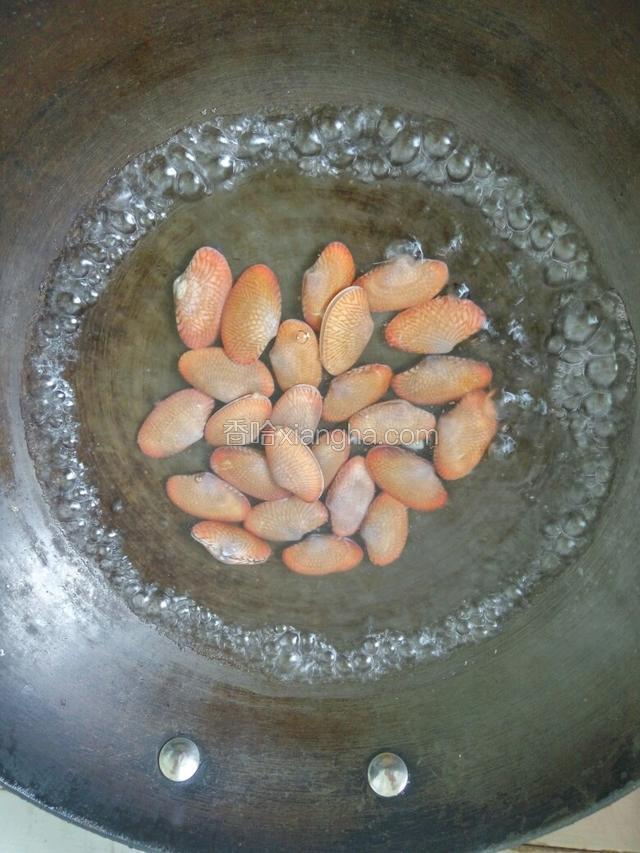 煮开水，花甲下水绰开壳，然后洗净待用