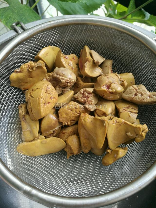 锅里倒入冷水烧开，将鸡肝烫一下迅速捞起
并沥干水份，时间长了鸡肝就容易变老，这一步是为了消除鸡肝的异味。