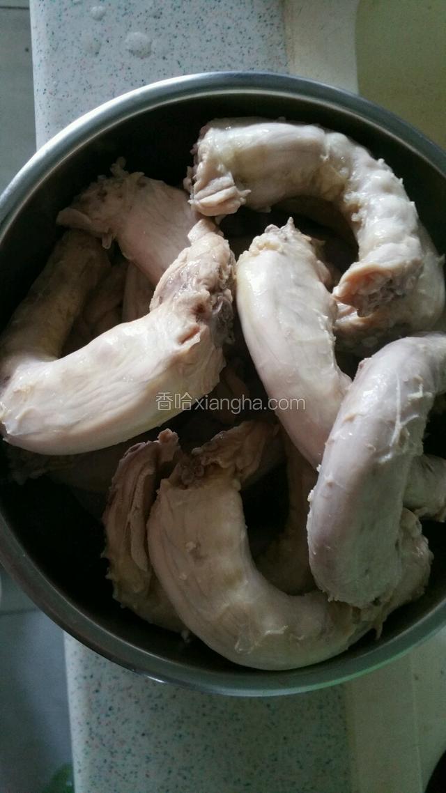 煮开的鸡脖捞出控水