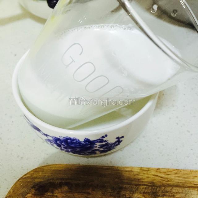 吉利丁粉用凉水溶解，和液体混合
混合好后倒入杯中
然后像图中这样放冰箱冷藏4个小时以上