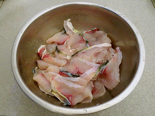 鱼片加适量料酒，盐，胡椒粉，一个鸡蛋清抓匀，腌制30分钟。
（鱼片腌制的过程中可以煮下面提到的鱼汤）