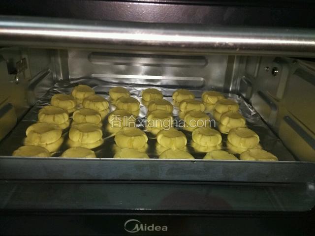 送进下层烤箱，以180℃烤15分钟