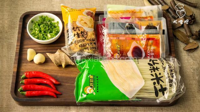 准备好所有食材。（螺蛳粉选用的是好欢螺袋装螺蛳粉）