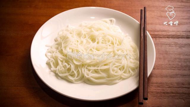 将米粉煮熟备用，可先用热水泡粉，缩短煮粉时间。（粉不宜煮太软，之后还需翻炒）