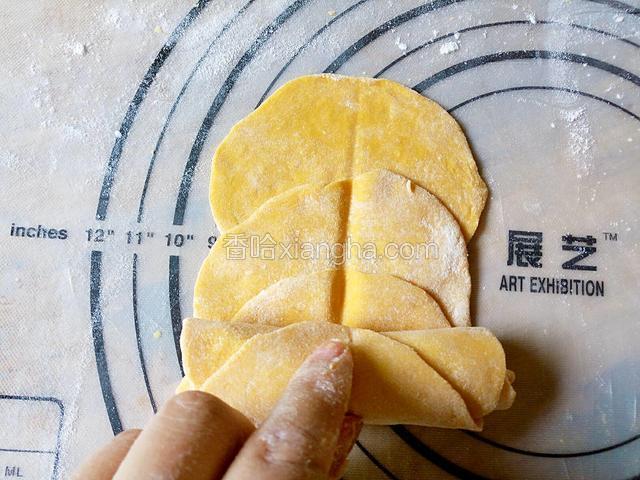 由下至上稍微用点力地卷起来，不要压太实。