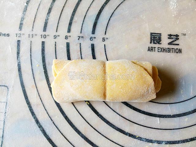 卷好后用刀在中间有印记的地方对半切开。
