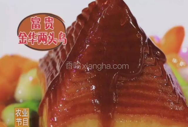 将蒸煮好的肉拿出扣入盘中，配以蔬菜，芡汁即可。