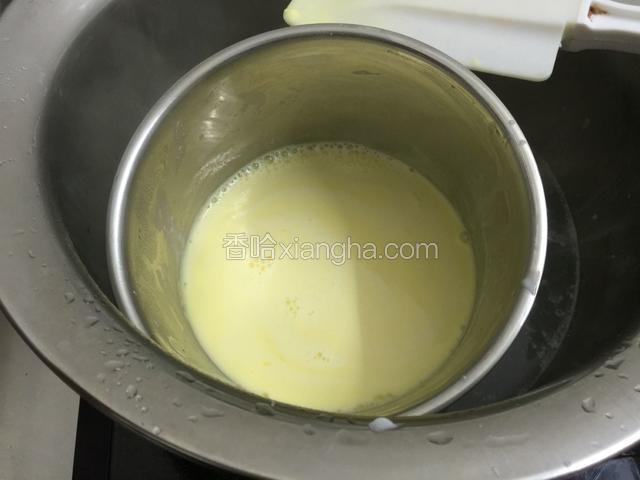 蛋黄加入牛奶.隔水搅拌至粘稠.水温不要超过70度