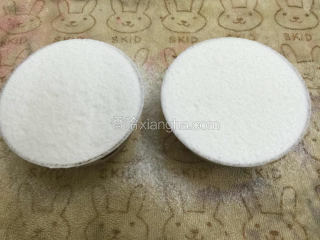取出.撒上防潮糖粉.