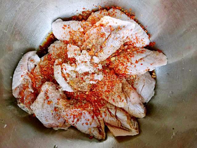 放入盆中加料酒，白酒，酱油，麻椒油，香油，糖，盐，鸡精，胡椒粉，辣椒粉，醋搅拌均匀。