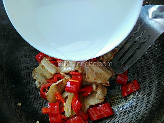 再加少许清水，焖一会。让两种食材味道更加融合。
