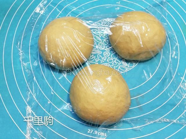 拿出面团排气后分成三等份，揉圆盖上保鲜膜松弛20分钟