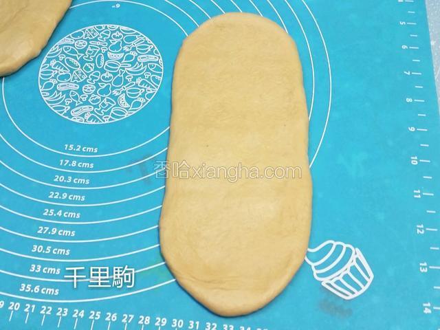 面团擀成长舌状