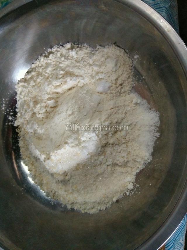 低筋面粉过筛，加入盐，糖，小苏打，芝麻。可以放黑芝麻，我是没有了，家里就剩一点白芝麻。