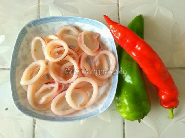 准备好食材，鱿鱼圈是买的现成的。