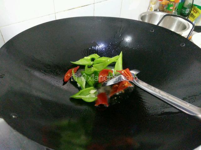 再把青红辣椒炒一下，
