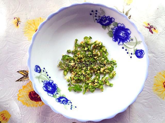 青椒切节并切碎。